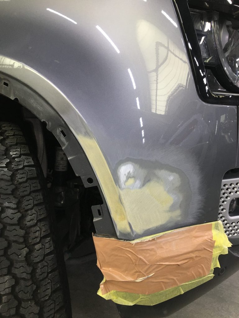 ランドローバー、ディフェンダー、左右フロントフェンダー、アーチモール、キズ、凹み、修理、交換、塗装、