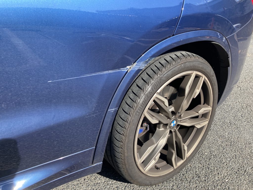 BMW、X3、G01、リアドア、クォーターパネル、アーチモール、キズ、凹み、交換、修理、塗装、