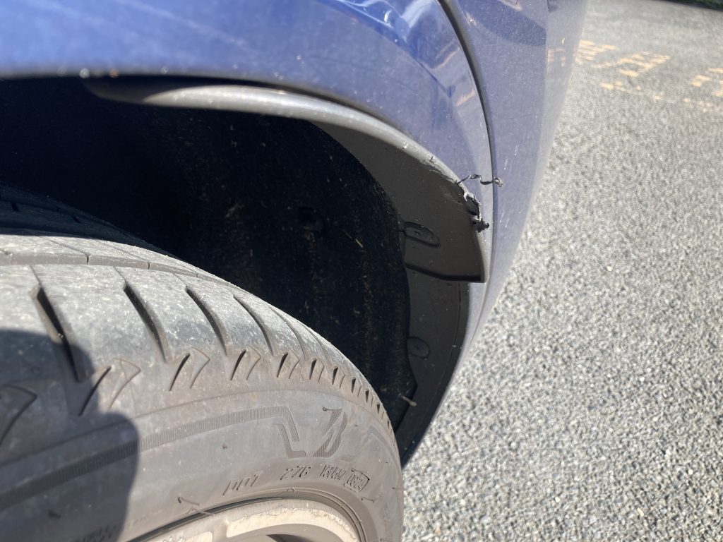 BMW、X3、G01、リアドア、クォーターパネル、アーチモール、キズ、凹み、交換、修理、塗装、