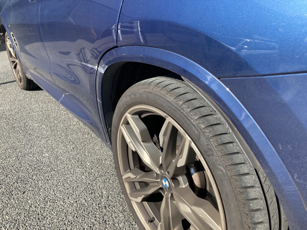 BMW、X3、G01、リアドア、クォーターパネル、アーチモール、キズ、凹み、交換、修理、塗装、