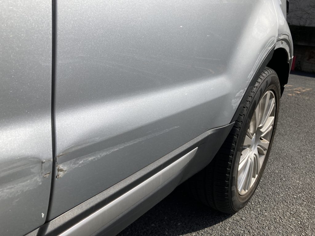 ランドローバー、イヴォーク、フロントフェンダー、フロントドア、リアドア、クォーターパネル、キズ、凹み、修理、交換、塗装、