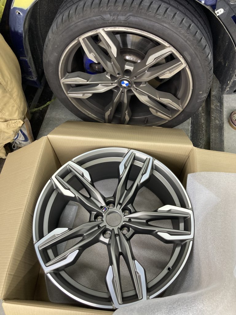 BMW、X3、G01、リアドア、クォーターパネル、アーチモール、キズ、凹み、交換、修理、塗装、