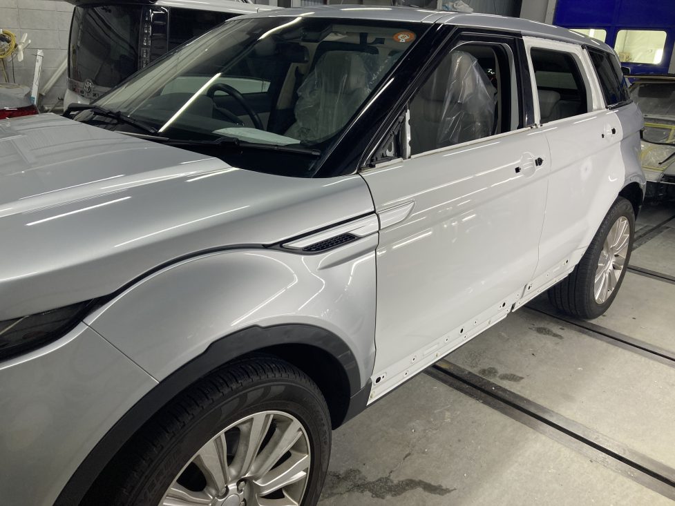 ランドローバー、イヴォーク、フロントフェンダー、フロントドア、リアドア、クォーターパネル、キズ、凹み、修理、交換、塗装、