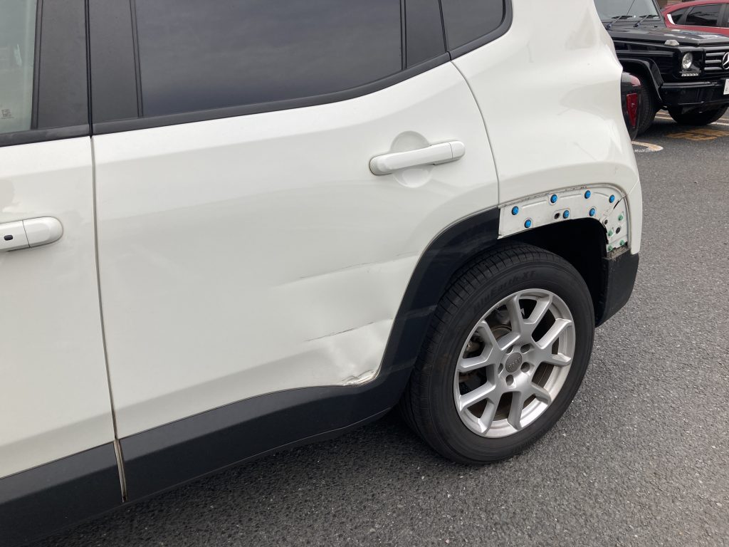 ジープ、レネゲード、リアドア、クォーターパネル、リアバンパー、キズ、凹み、修理、交換、塗装、