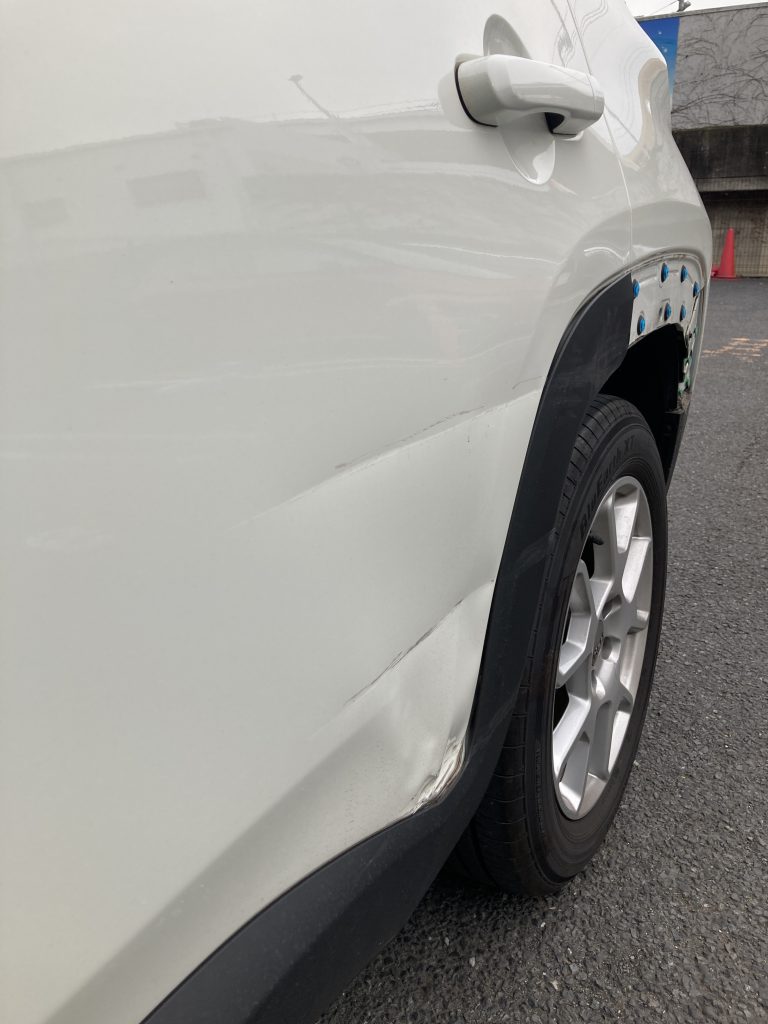 ジープ、レネゲード、リアドア、クォーターパネル、リアバンパー、キズ、凹み、修理、交換、塗装、