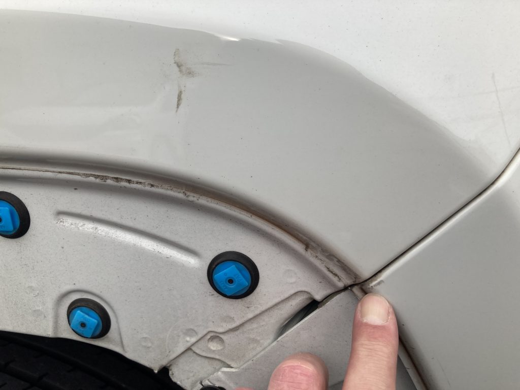 ジープ、レネゲード、リアドア、クォーターパネル、リアバンパー、キズ、凹み、修理、交換、塗装、