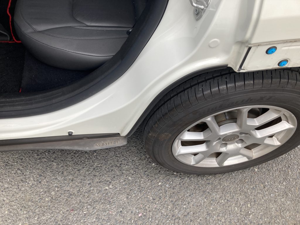 ジープ、レネゲード、リアドア、クォーターパネル、リアバンパー、キズ、凹み、修理、交換、塗装、