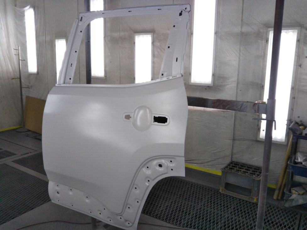 ジープ、レネゲード、リアドア、クォーターパネル、リアバンパー、キズ、凹み、修理、交換、塗装、