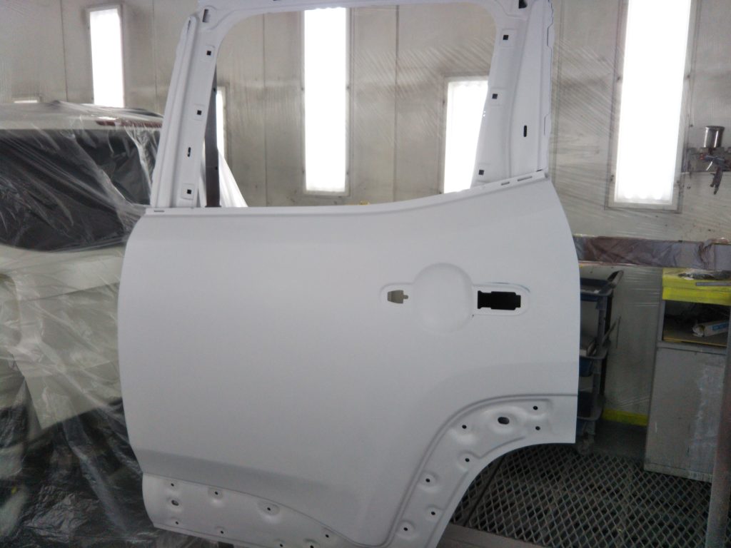 ジープ、レネゲード、リアドア、クォーターパネル、リアバンパー、キズ、凹み、修理、交換、塗装、