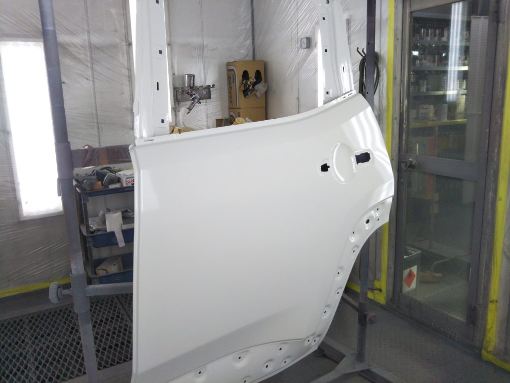 ジープ、レネゲード、リアドア、クォーターパネル、リアバンパー、キズ、凹み、修理、交換、塗装、