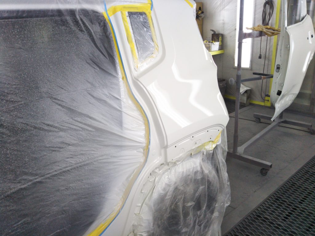 ジープ、レネゲード、リアドア、クォーターパネル、リアバンパー、キズ、凹み、修理、交換、塗装、