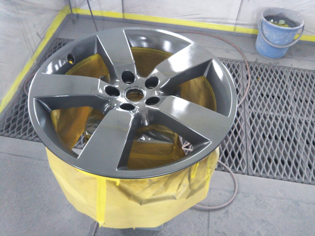 ランドローバー、ディフェンダー、リアドア、ホイール、キズ、凹み、修理、塗装、