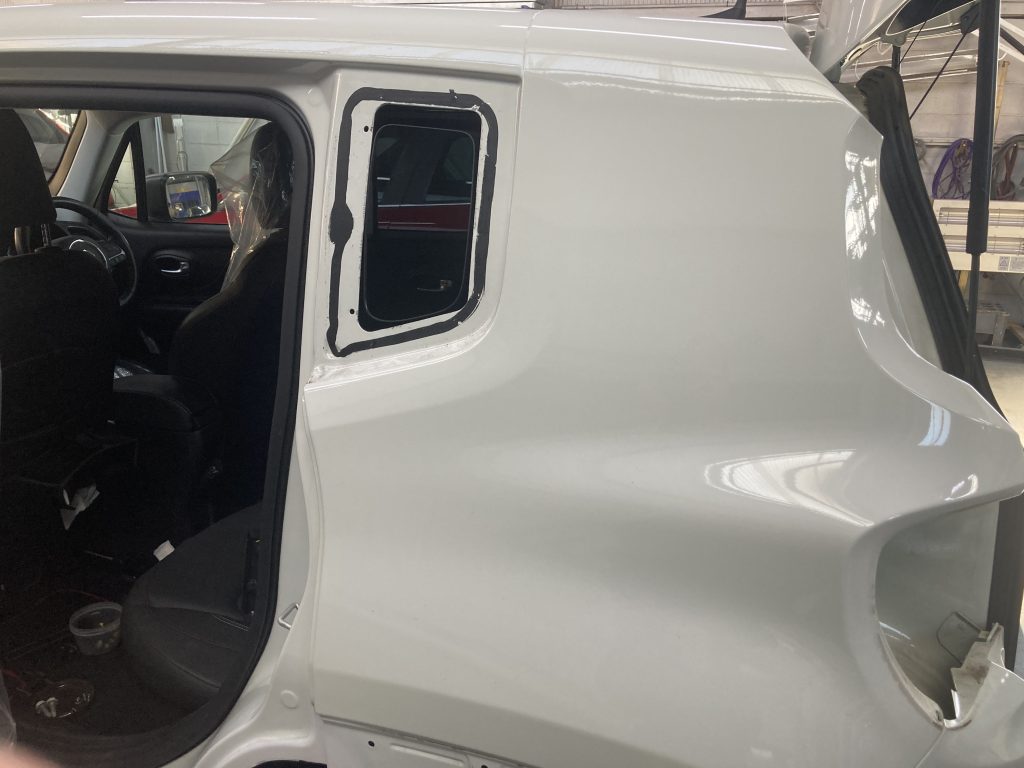 ジープ、レネゲード、リアドア、クォーターパネル、リアバンパー、キズ、凹み、修理、交換、塗装、