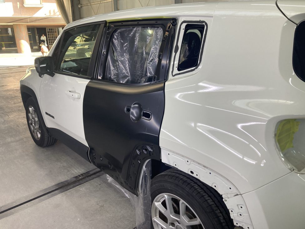 ジープ、レネゲード、リアドア、クォーターパネル、リアバンパー、キズ、凹み、修理、交換、塗装、