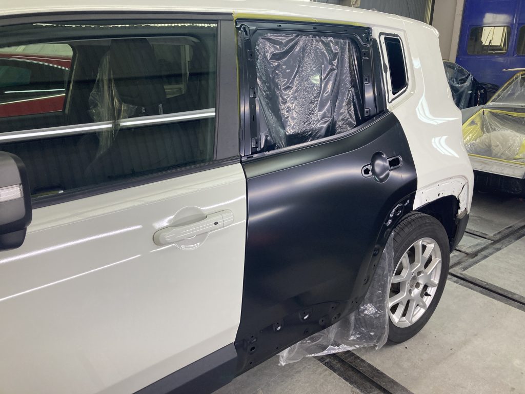 ジープ、レネゲード、リアドア、クォーターパネル、リアバンパー、キズ、凹み、修理、交換、塗装、