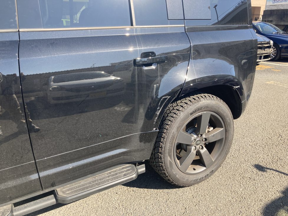 ランドローバー、ディフェンダー、リアドア、ホイール、キズ、凹み、修理、塗装、