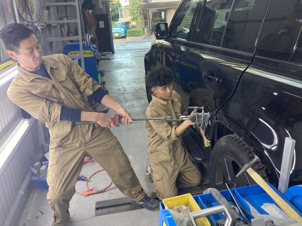 ランドローバー、ディフェンダー、リアドア、ホイール、キズ、凹み、修理、塗装、