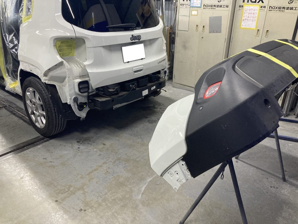 ジープ、レネゲード、リアドア、クォーターパネル、リアバンパー、キズ、凹み、修理、交換、塗装、
