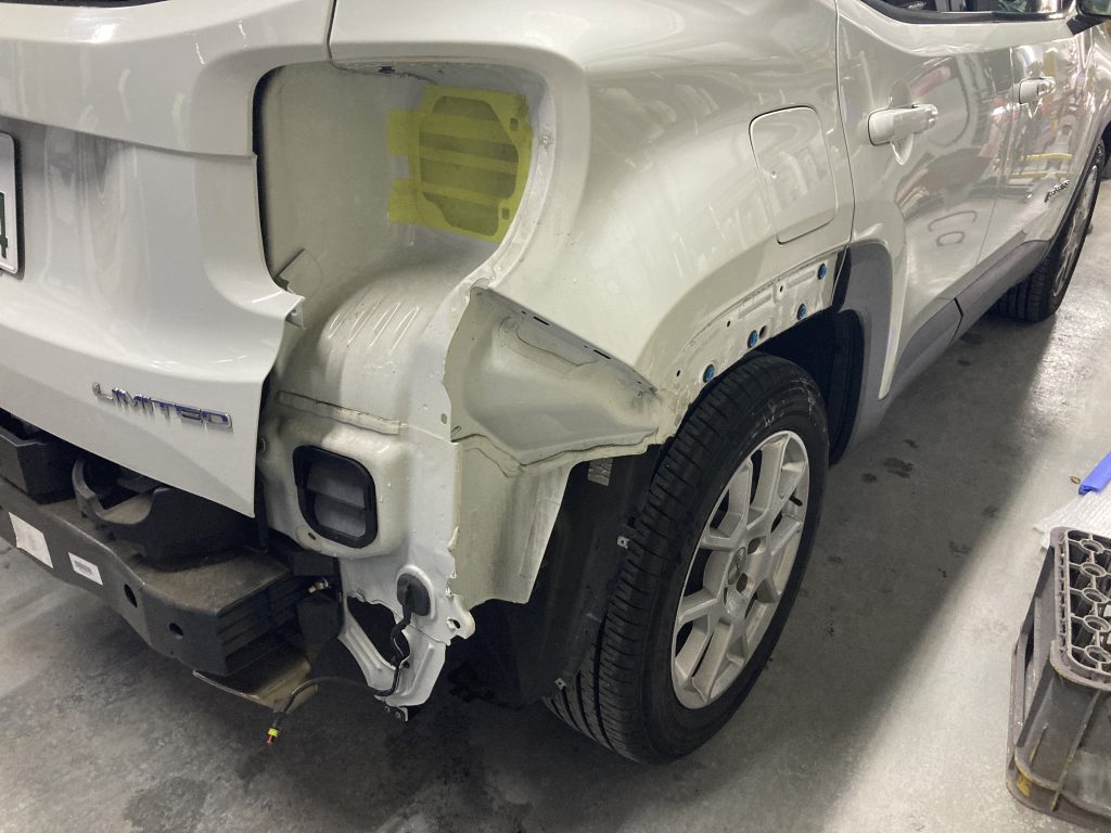 ジープ、レネゲード、リアドア、クォーターパネル、リアバンパー、キズ、凹み、修理、交換、塗装、