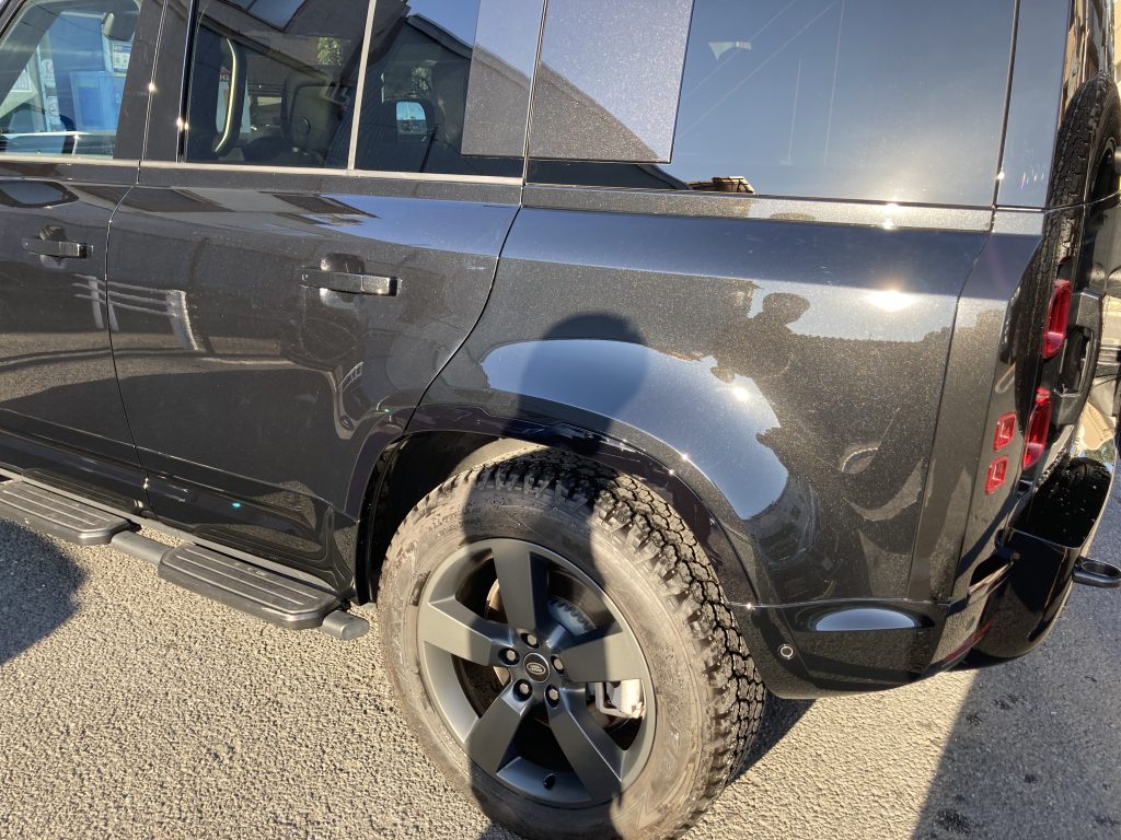 ランドローバー、ディフェンダー、リアドア、ホイール、キズ、凹み、修理、塗装、