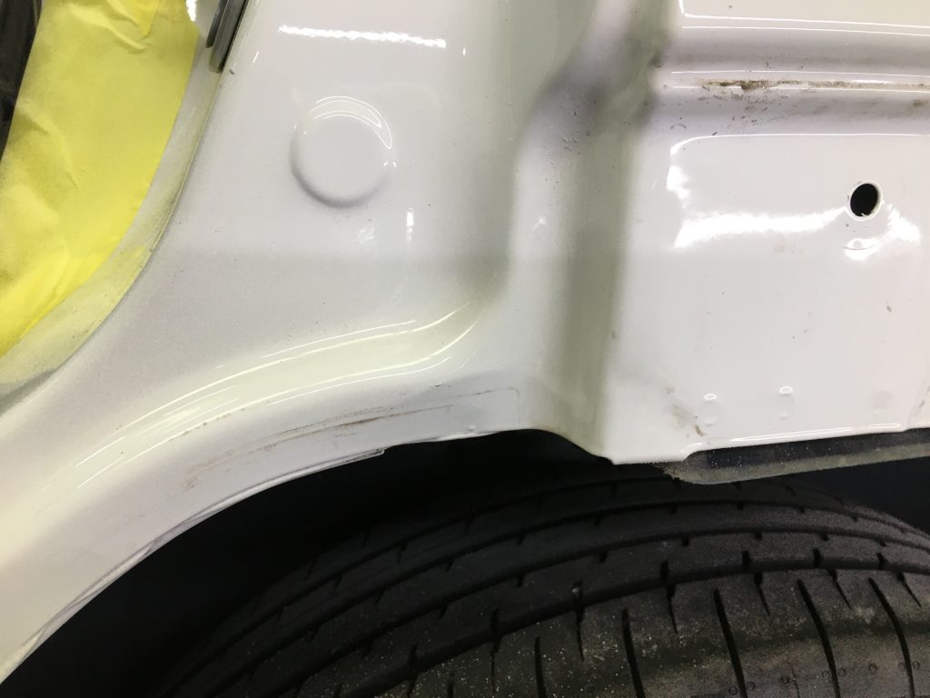 ジープ、レネゲード、リアドア、クォーターパネル、リアバンパー、キズ、凹み、修理、交換、塗装、