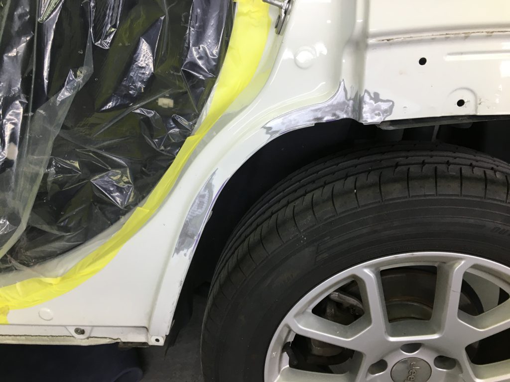 ジープ、レネゲード、リアドア、クォーターパネル、リアバンパー、キズ、凹み、修理、交換、塗装、