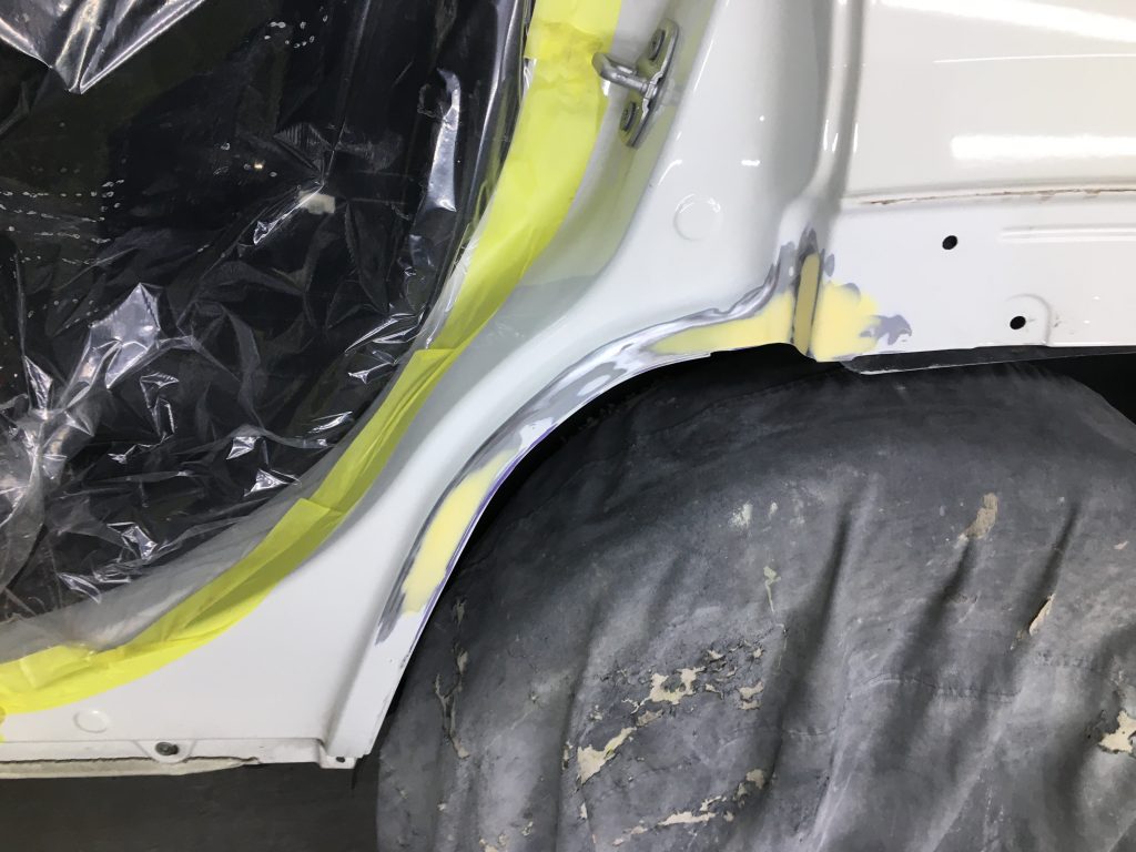 ジープ、レネゲード、リアドア、クォーターパネル、リアバンパー、キズ、凹み、修理、交換、塗装、