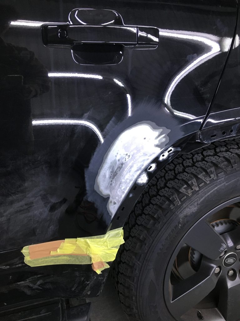 ランドローバー、ディフェンダー、リアドア、ホイール、キズ、凹み、修理、塗装、