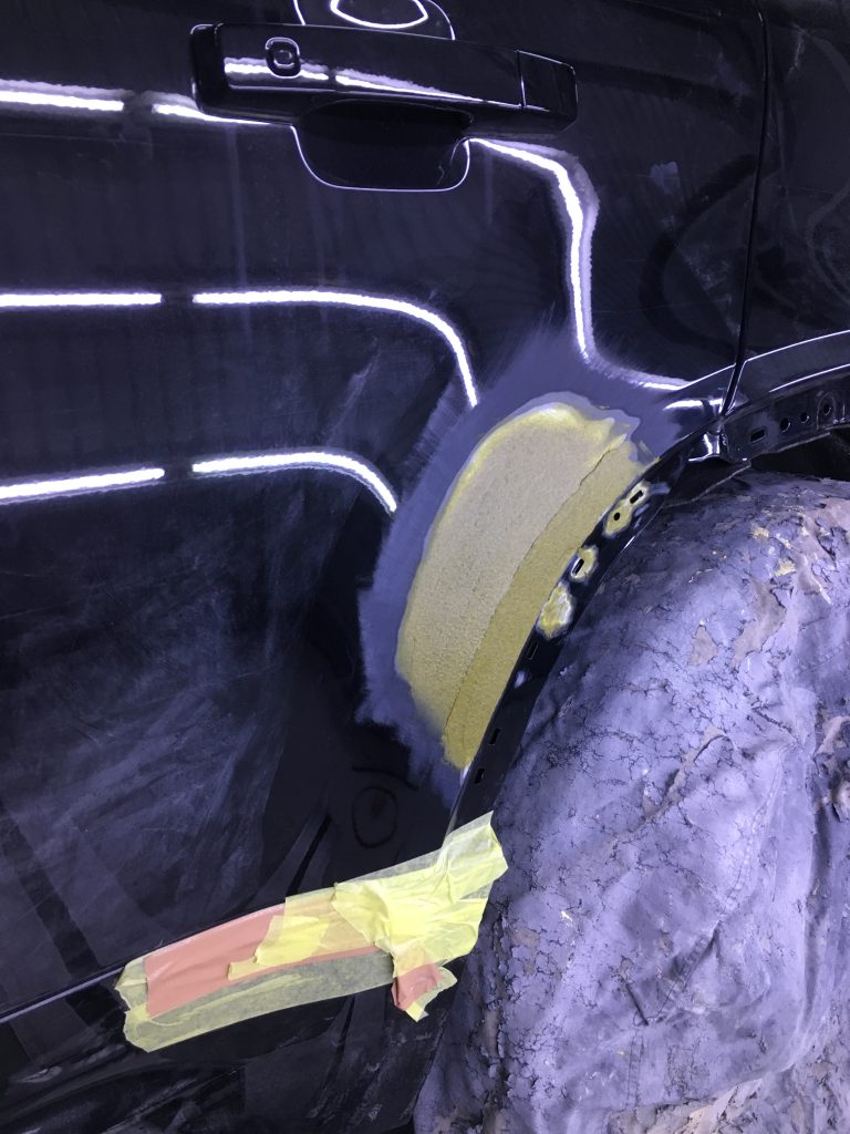 ランドローバー、ディフェンダー、リアドア、ホイール、キズ、凹み、修理、塗装、