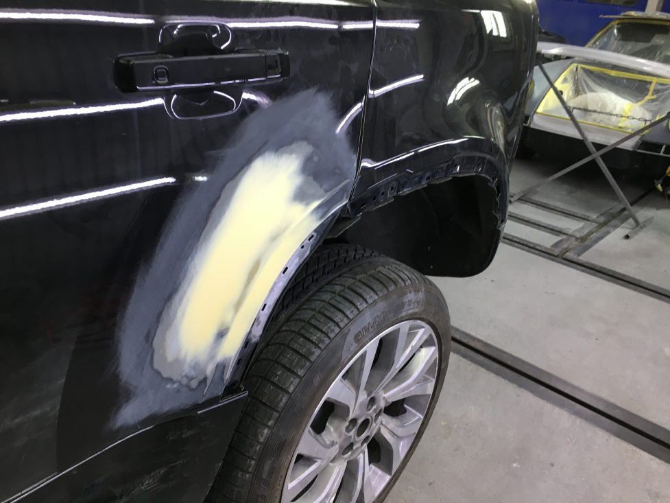 ランドローバー、ディフェンダー、リアドア、ホイール、キズ、凹み、修理、塗装、