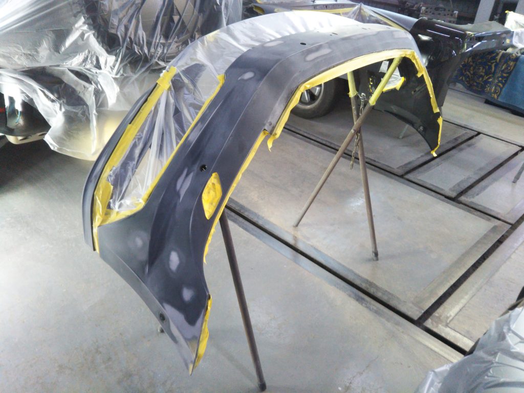 フォルクスワーゲン、パサート、
フロントバンパー、フロントフェンダー、リアドア、リアバンパー、キズ、凹み、修理、塗装、