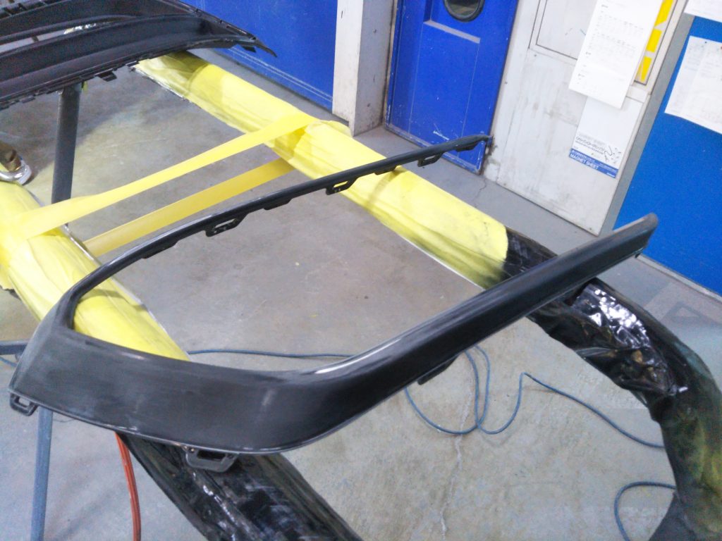 フォルクスワーゲン、パサート、
フロントバンパー、フロントフェンダー、リアドア、リアバンパー、キズ、凹み、修理、塗装、