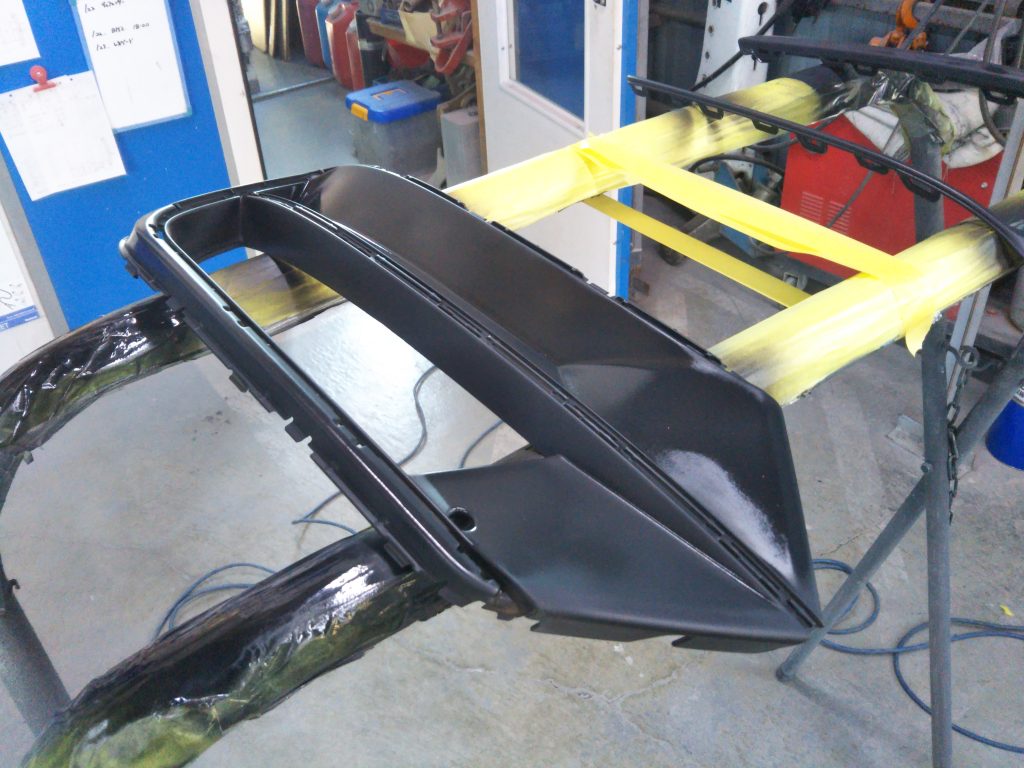 フォルクスワーゲン、パサート、
フロントバンパー、フロントフェンダー、リアドア、リアバンパー、キズ、凹み、修理、塗装、