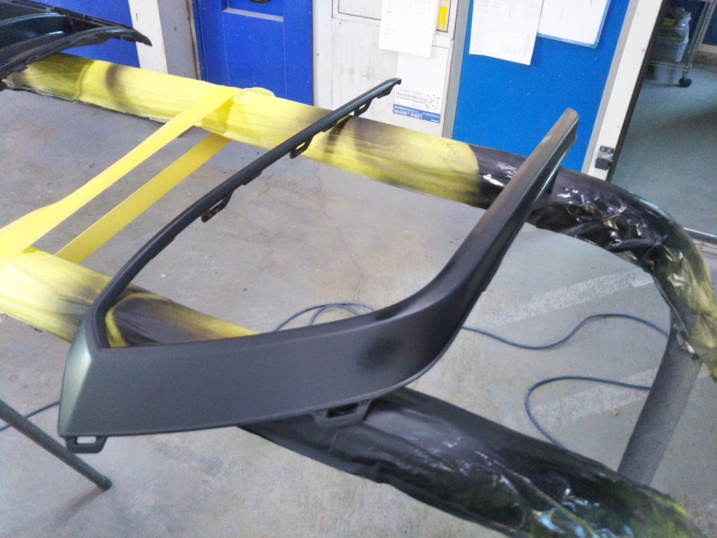 フォルクスワーゲン、パサート、
フロントバンパー、フロントフェンダー、リアドア、リアバンパー、キズ、凹み、修理、塗装、