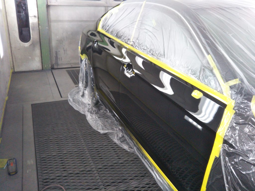 フォルクスワーゲン、パサート、
フロントバンパー、フロントフェンダー、リアドア、リアバンパー、キズ、凹み、修理、塗装、