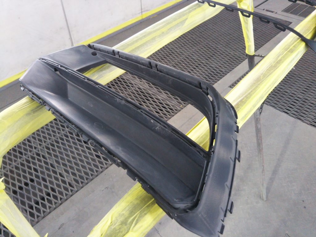 フォルクスワーゲン、パサート、
フロントバンパー、フロントフェンダー、リアドア、リアバンパー、キズ、凹み、修理、塗装、