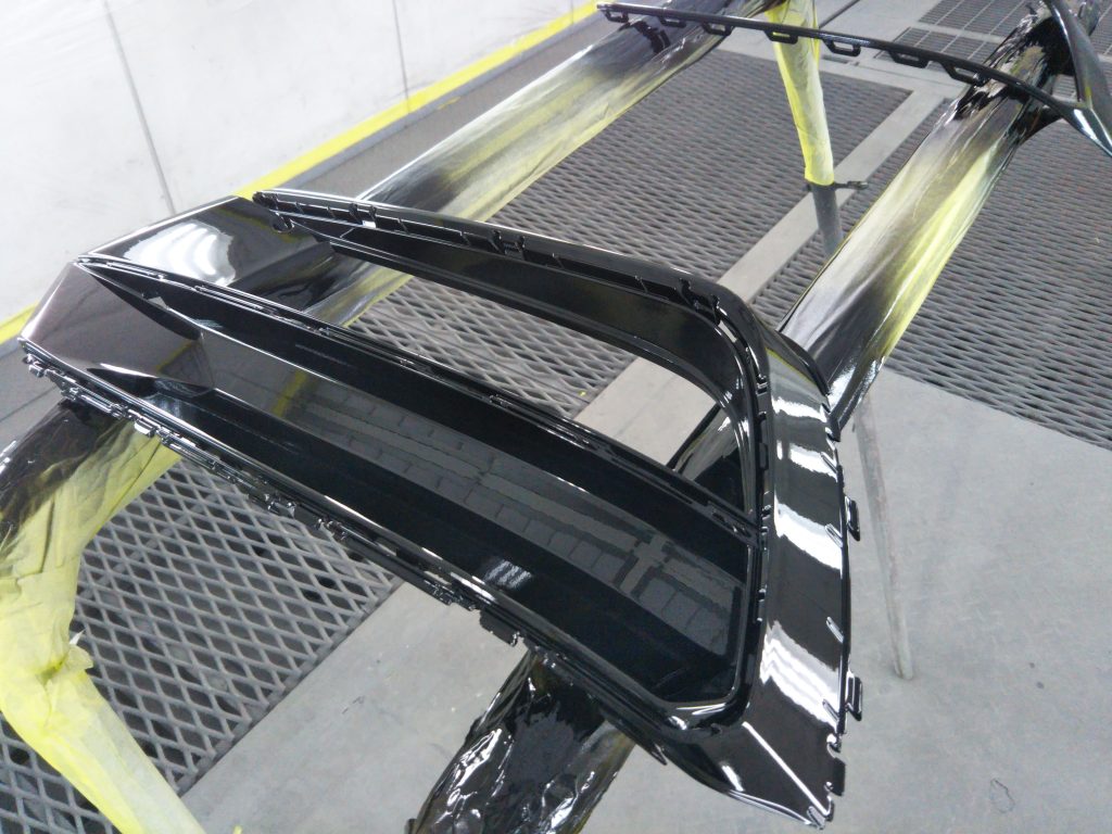 フォルクスワーゲン、パサート、
フロントバンパー、フロントフェンダー、リアドア、リアバンパー、キズ、凹み、修理、塗装、