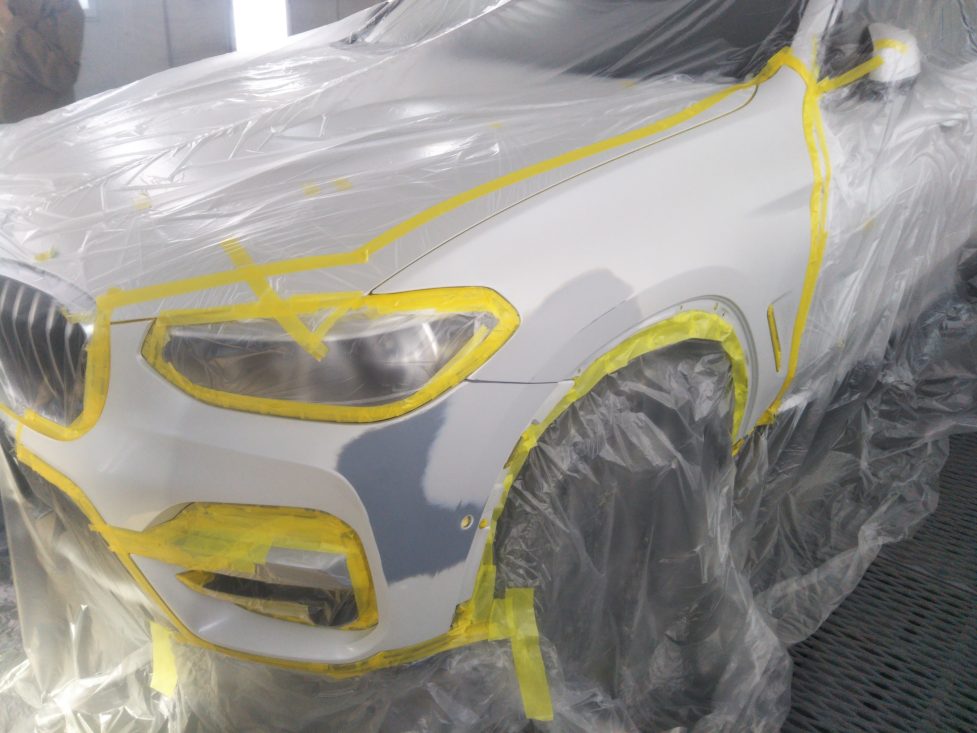 BMW、X3、フロントバンパー、フロントフェンダー、キズ、変形、凹み、修理、塗装、