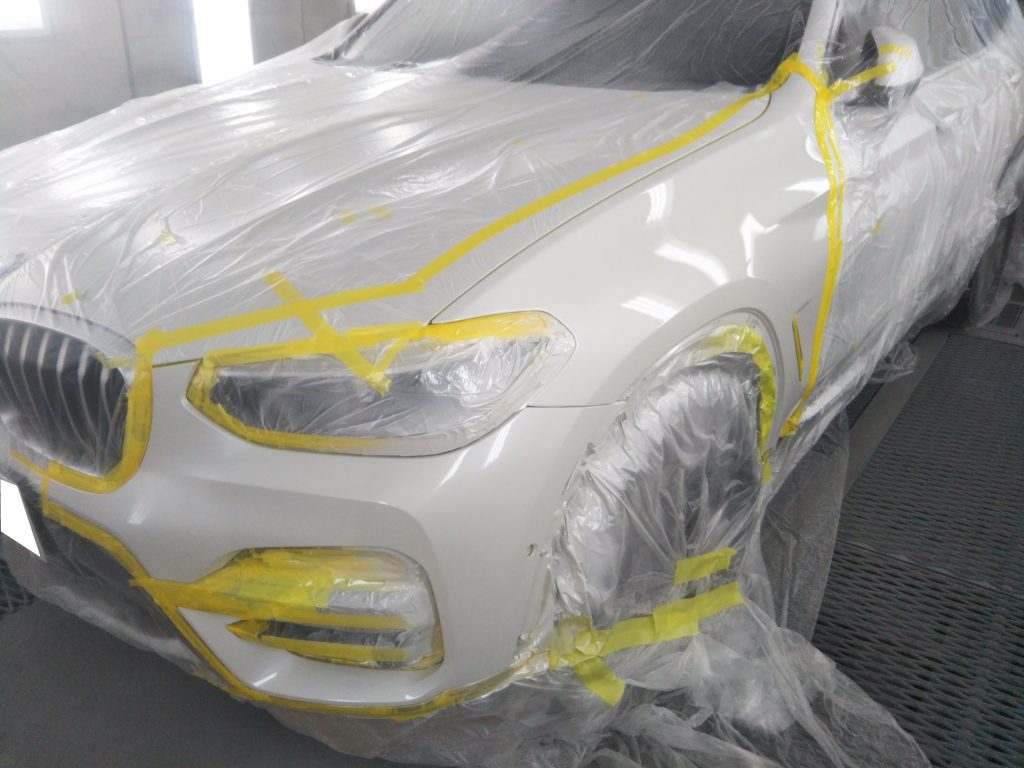 BMW、X3、フロントバンパー、フロントフェンダー、キズ、変形、凹み、修理、塗装、