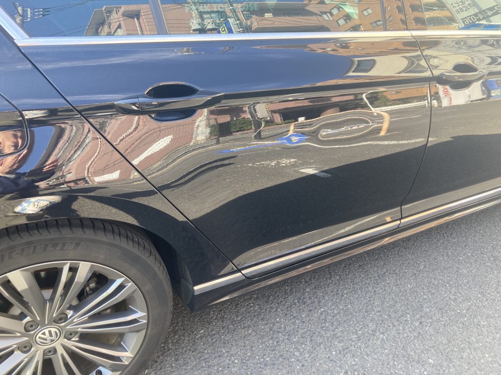 フォルクスワーゲン、パサート、
フロントバンパー、フロントフェンダー、リアドア、リアバンパー、キズ、凹み、修理、塗装、