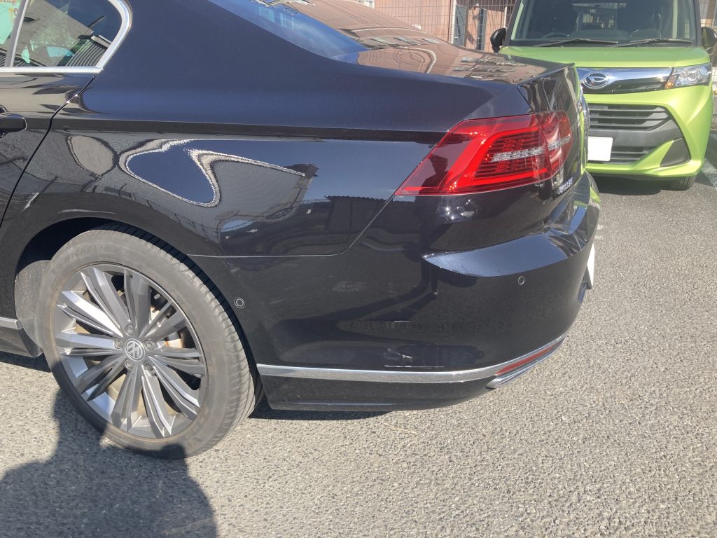 フォルクスワーゲン、パサート、
フロントバンパー、フロントフェンダー、リアドア、リアバンパー、キズ、凹み、修理、塗装、