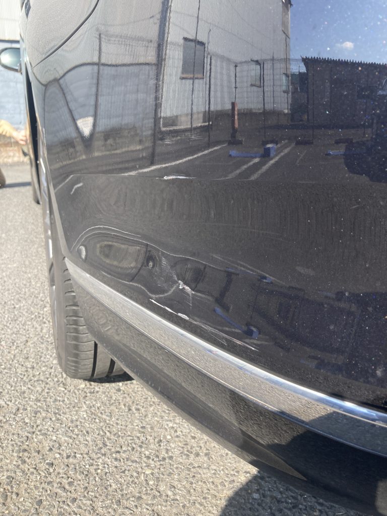 フォルクスワーゲン、パサート、
フロントバンパー、フロントフェンダー、リアドア、リアバンパー、キズ、凹み、修理、塗装、