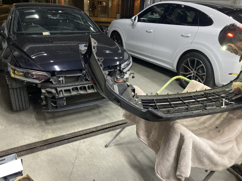 フォルクスワーゲン、パサート、
フロントバンパー、フロントフェンダー、リアドア、リアバンパー、キズ、凹み、修理、塗装、