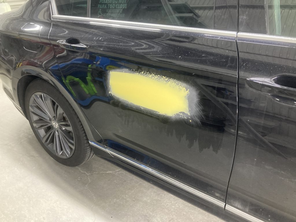 フォルクスワーゲン、パサート、
フロントバンパー、フロントフェンダー、リアドア、リアバンパー、キズ、凹み、修理、塗装、