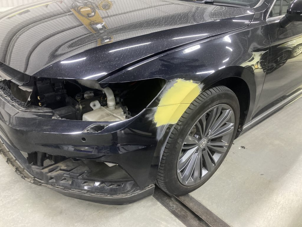 フォルクスワーゲン、パサート、
フロントバンパー、フロントフェンダー、リアドア、リアバンパー、キズ、凹み、修理、塗装、