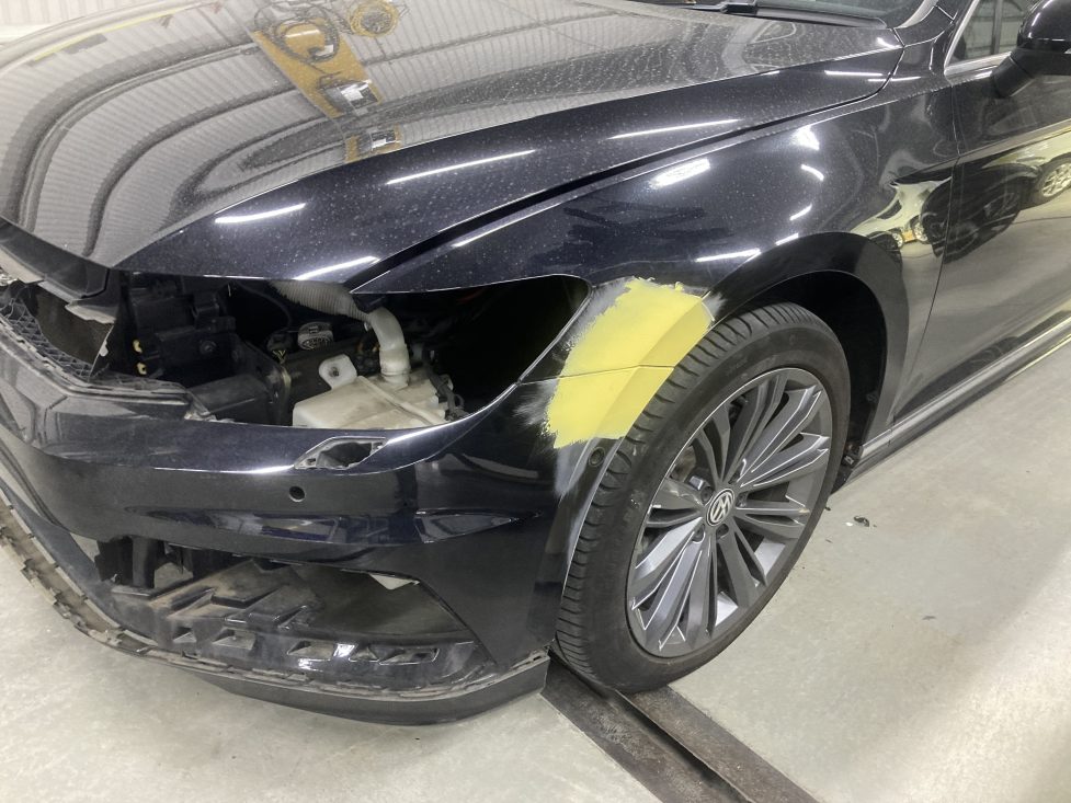 フォルクスワーゲン、パサート、 フロントバンパー、フロントフェンダー、リアドア、リアバンパー、キズ、凹み、修理、塗装、