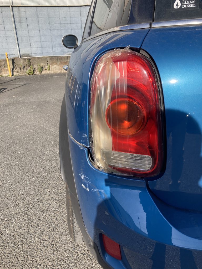 ミニ、クロスオーバー、クォーターパネル、リアバンパー、キズ、凹み、修理、塗装、