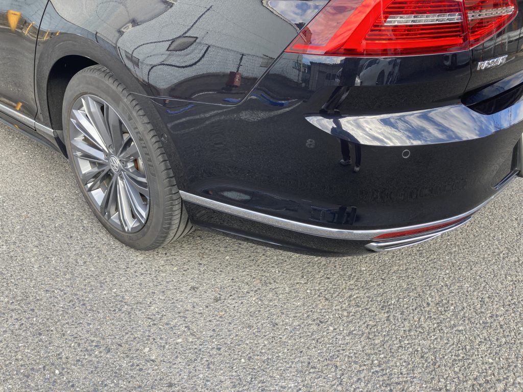 フォルクスワーゲン、パサート、
フロントバンパー、フロントフェンダー、リアドア、リアバンパー、キズ、凹み、修理、塗装、