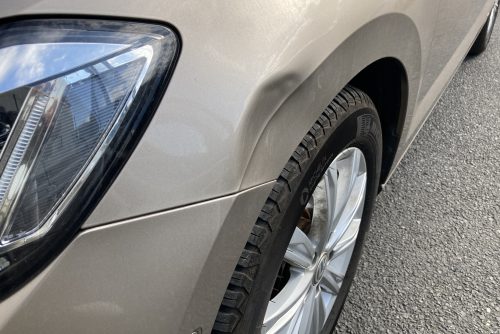 フォルクスワーゲン、トゥーラン、フロントフェンダー、凹み、修理、塗装、