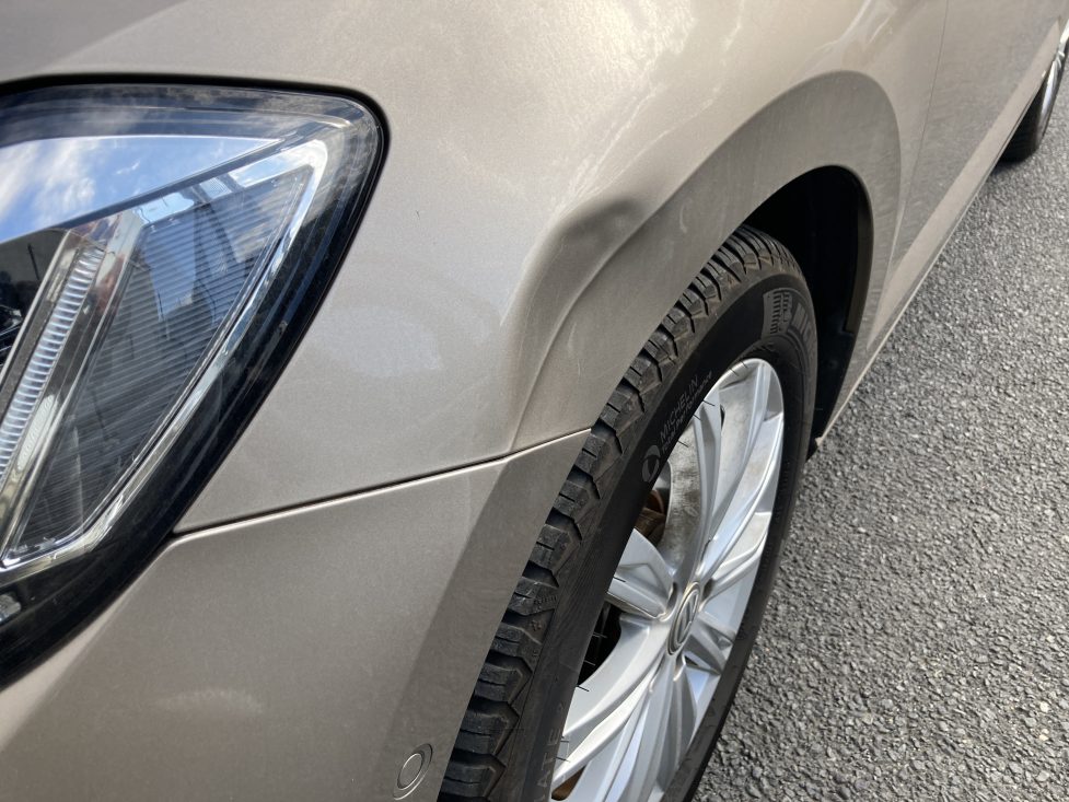 フォルクスワーゲン、トゥーラン、フロントフェンダー、凹み、修理、塗装、